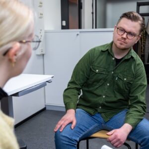 Päihteiden ja riippuvuuksien puheeksiotto: Kokoelma keskittyy sosiaali- ja terveysalan ammattilaisten sekä työyhteisöjen puheeksiottotilanteisiin.
