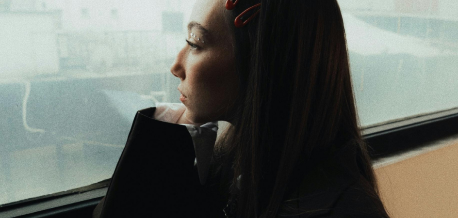 Tyttö katselee ikkunasta