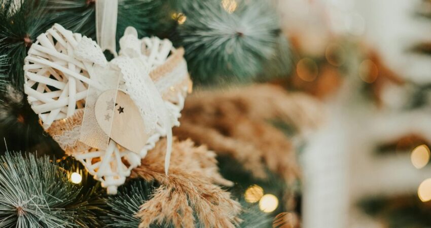 joulukuusi jossa on sydänkoriste