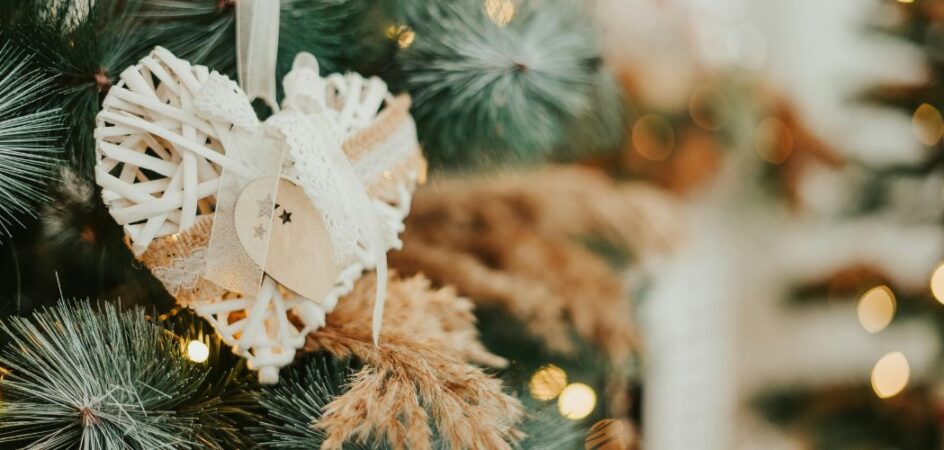 joulukuusi jossa on sydänkoriste