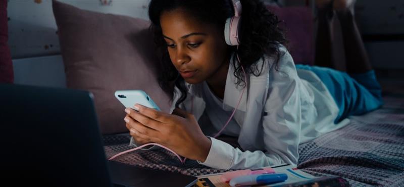 nuori selaa puhelinta