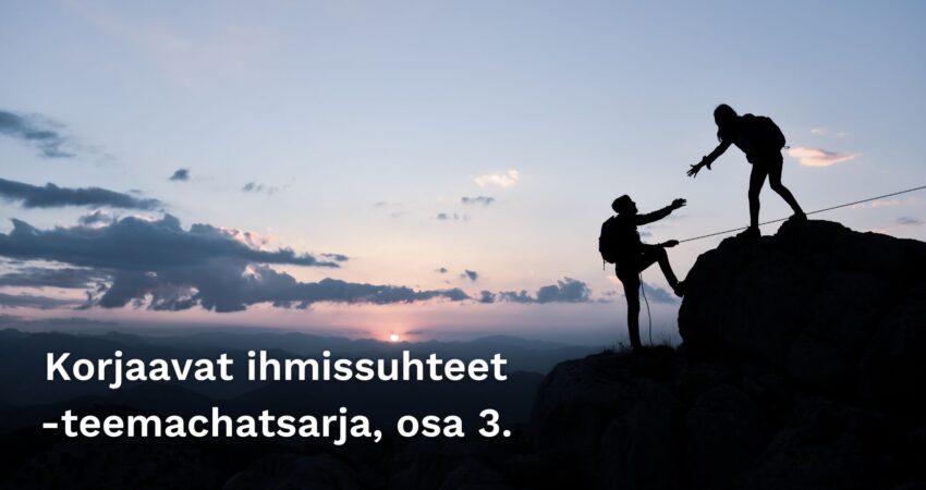 Maisemakuva, jossa kahden ihmisen siluetit. Ihminen ojentaa kätensä toiselle