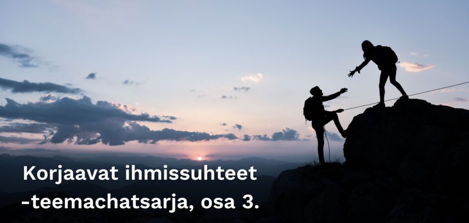 Maisemakuva, jossa kahden ihmisen siluetit. Ihminen ojentaa kätensä toiselle