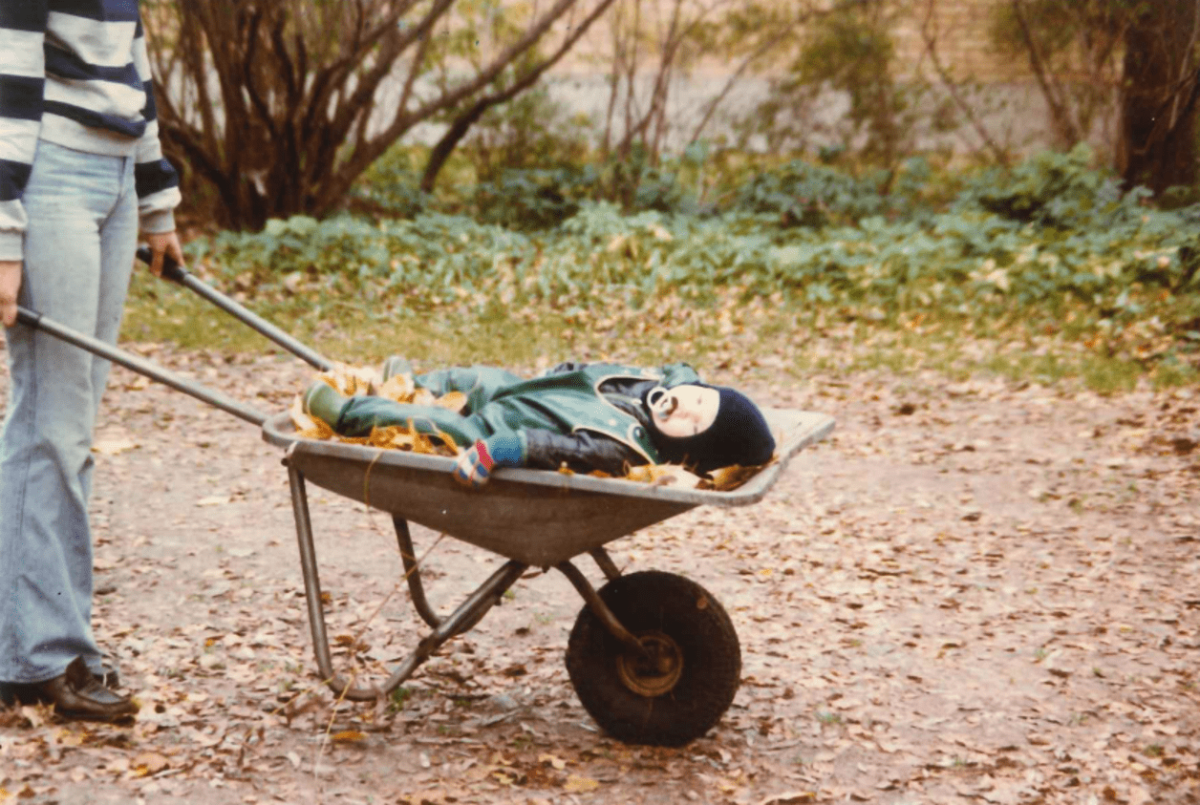 Lapsi nukkuu kottikärryssä kuva