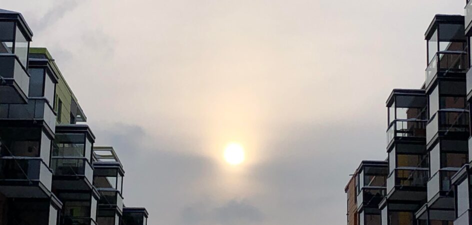 aurinko paistaa kerrostalojen välistä talvellla