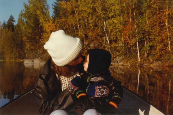 äiti ja lapsi veneessä