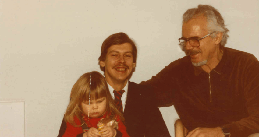 pieni tyttö miehen sylissä