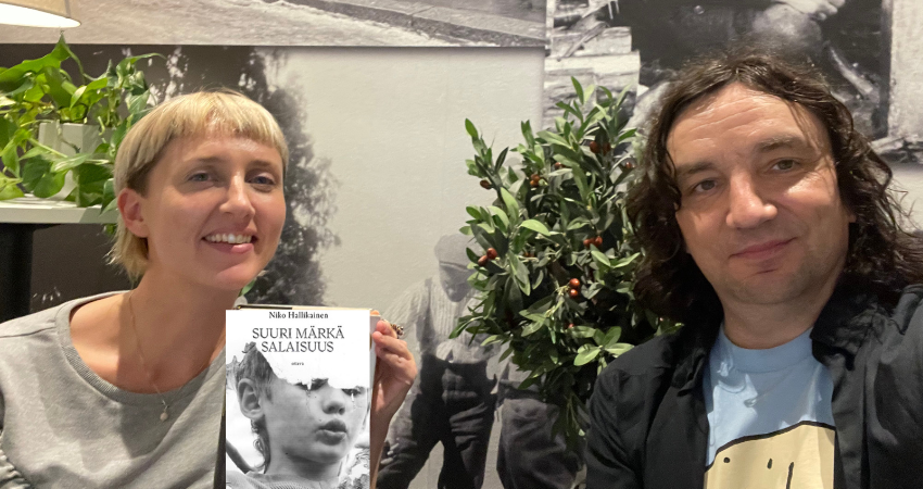 Lukupiirin kaksi vetäjää kirja välissään