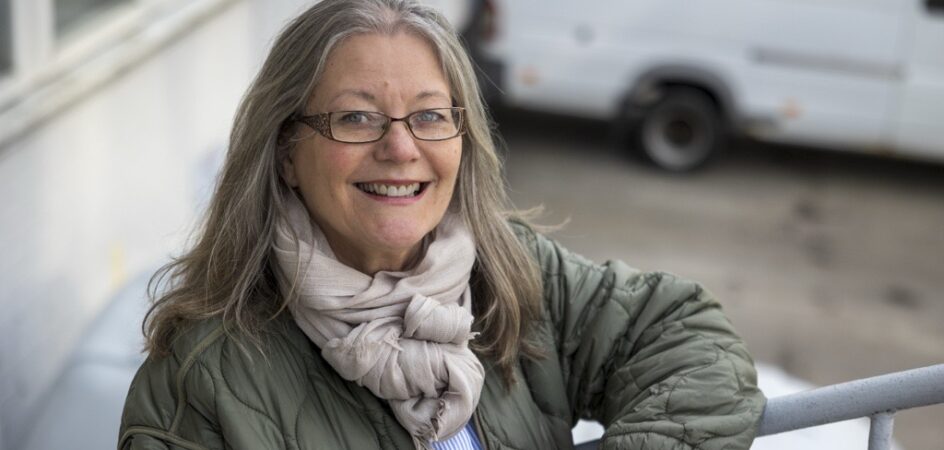 Marjo katsoo kohti ja hymyilee