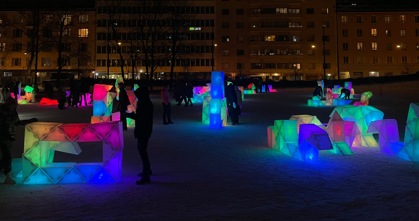 valotaideteos puistossa pimeän aikaan