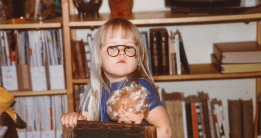 pieni tyttö nuken kanssa