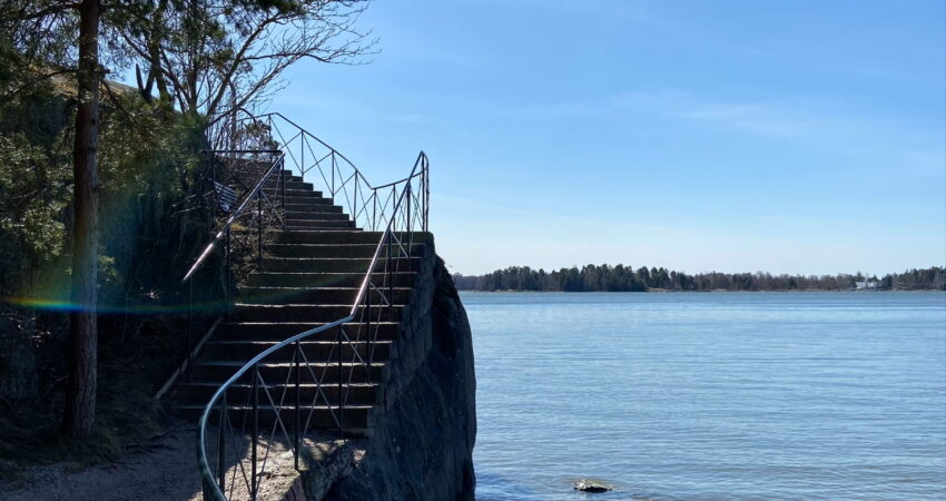 kävelyreitti merenrannassa