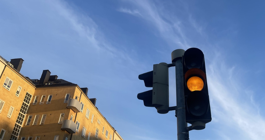 keltainen liikennevalo sinistä taivasta vasten
