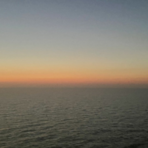 meren horisontti auringonlaskun lopussa