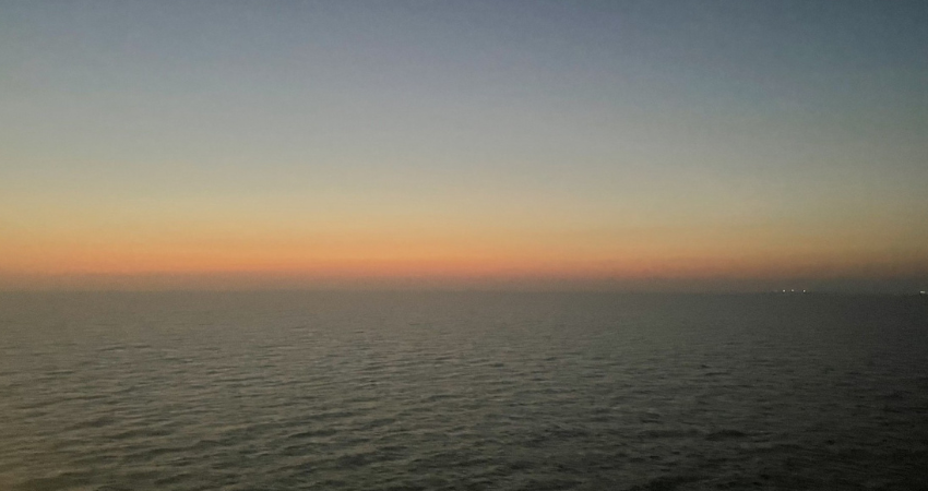 meren horisontti auringonlaskun lopussa